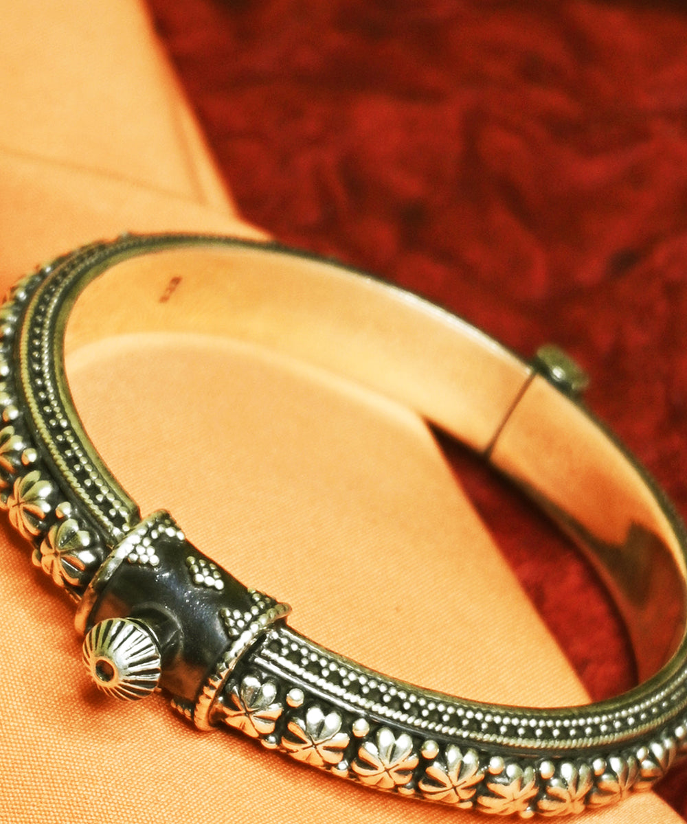 Fariha_Handcrafted_Oxidised_Pure_Silver_Bangle_WeaverStory_02