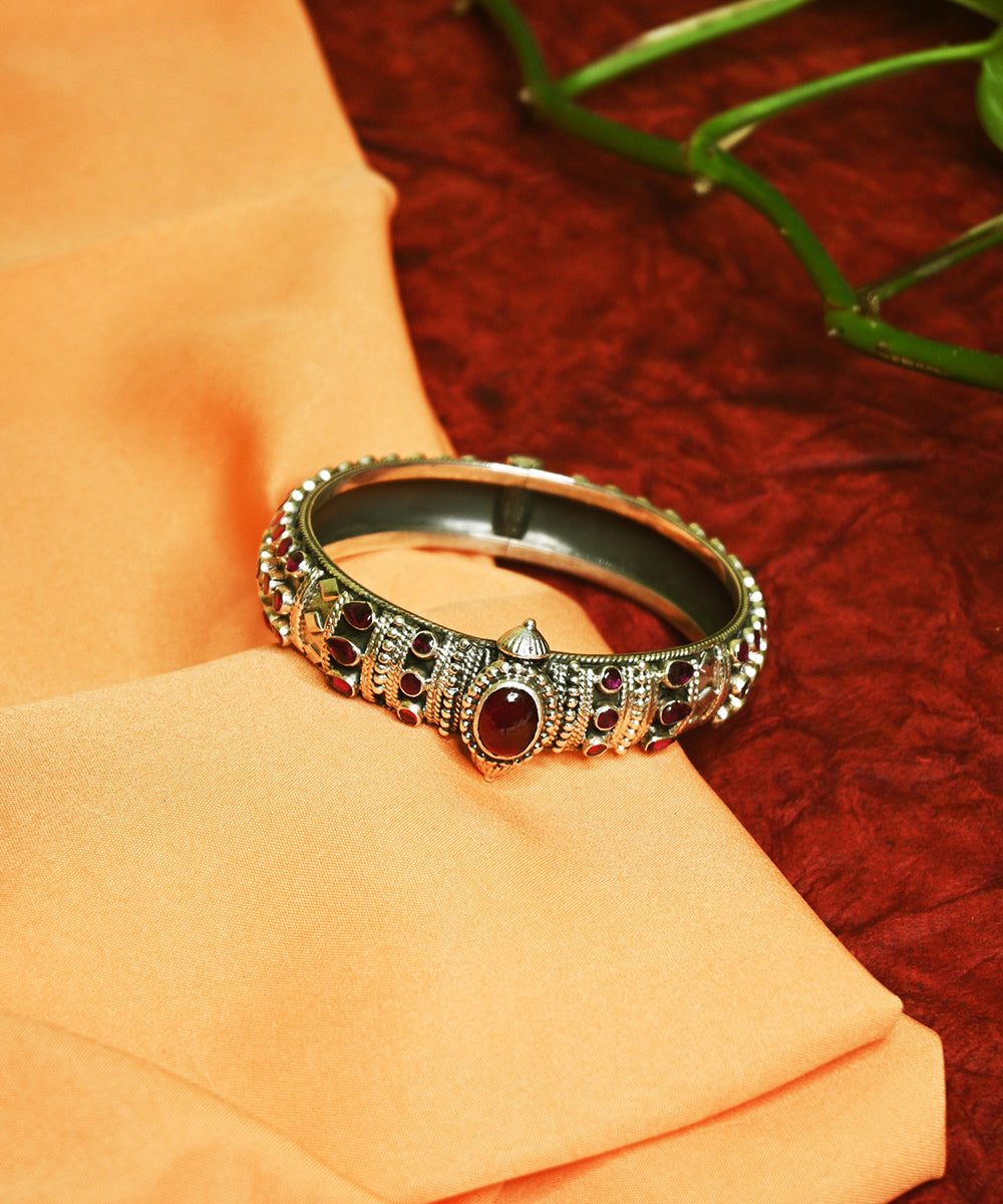 Ghazala_Handcrafted_Oxidised_Pure_Silver_Bangle_With_Garnet_WeaverStory_01