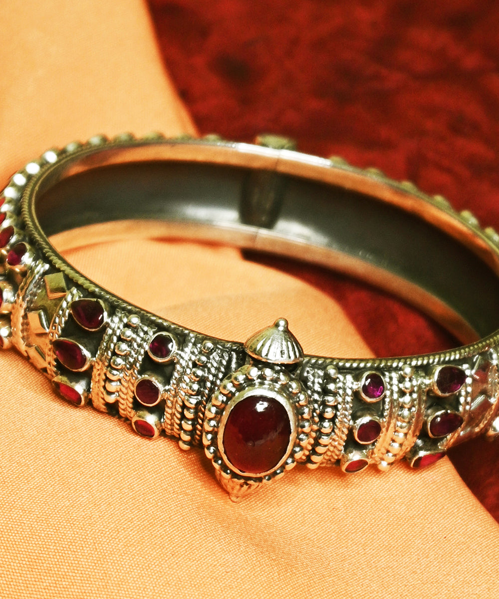 Ghazala_Handcrafted_Oxidised_Pure_Silver_Bangle_With_Garnet_WeaverStory_02