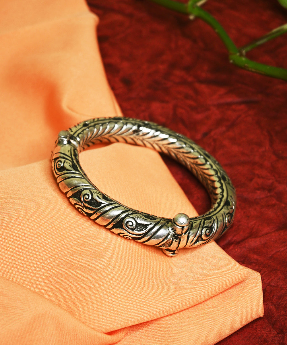 Iram_Handcrafted_Oxidised_Pure_Silver_Bangle_WeaverStory_01