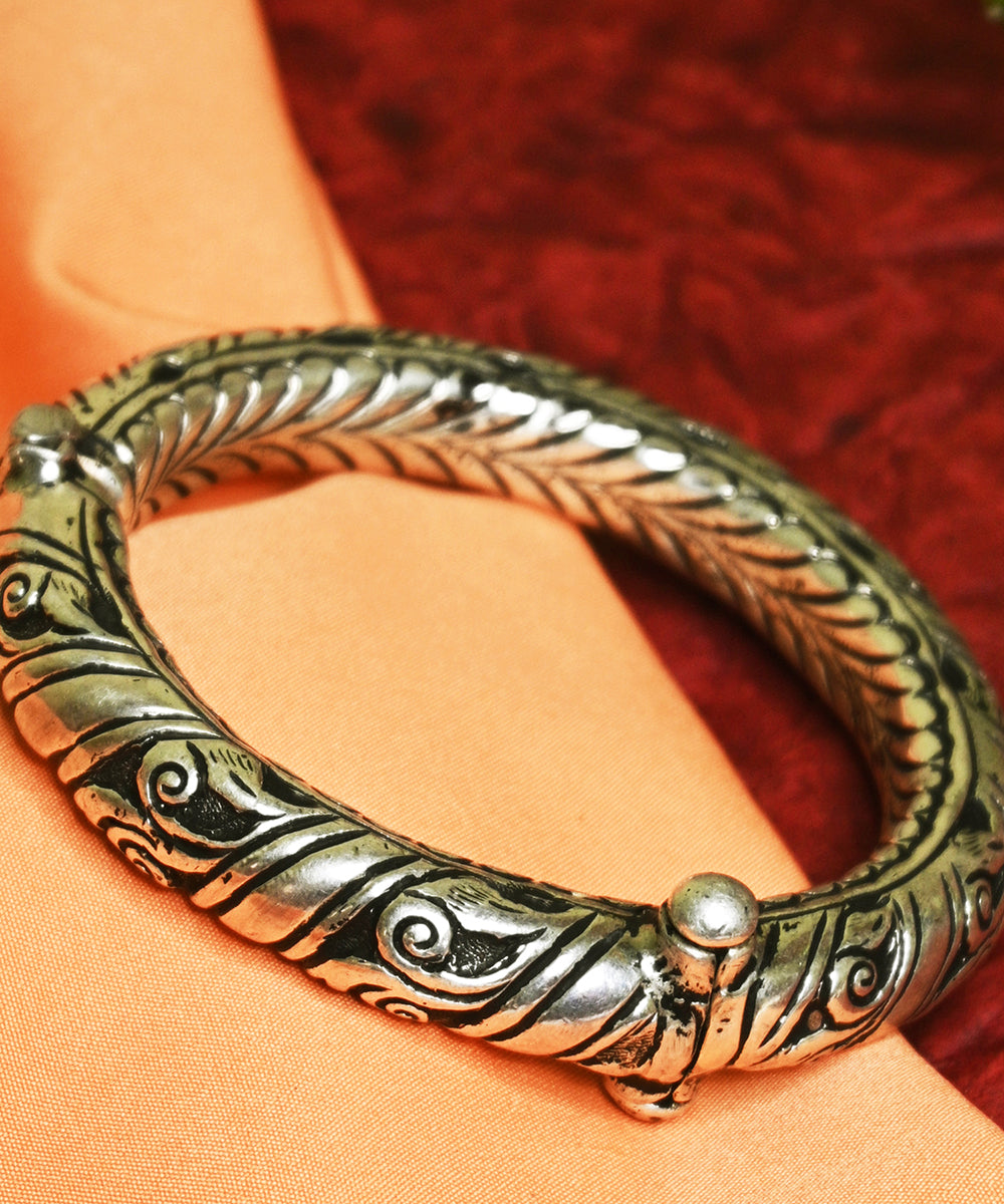 Iram_Handcrafted_Oxidised_Pure_Silver_Bangle_WeaverStory_02