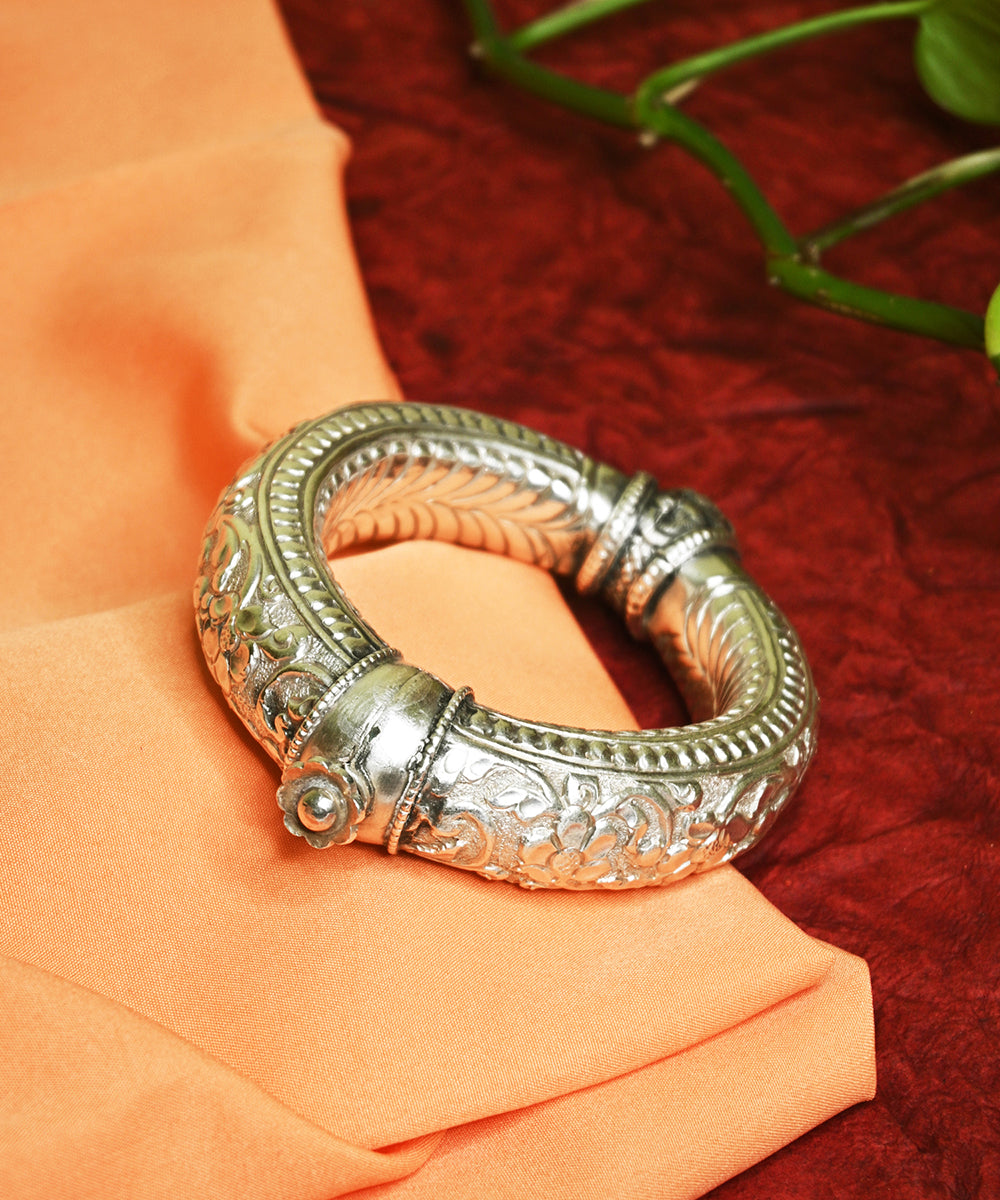 Jannat_Handcrafted_Oxidised_Pure_Silver_Bangle_WeaverStory_01