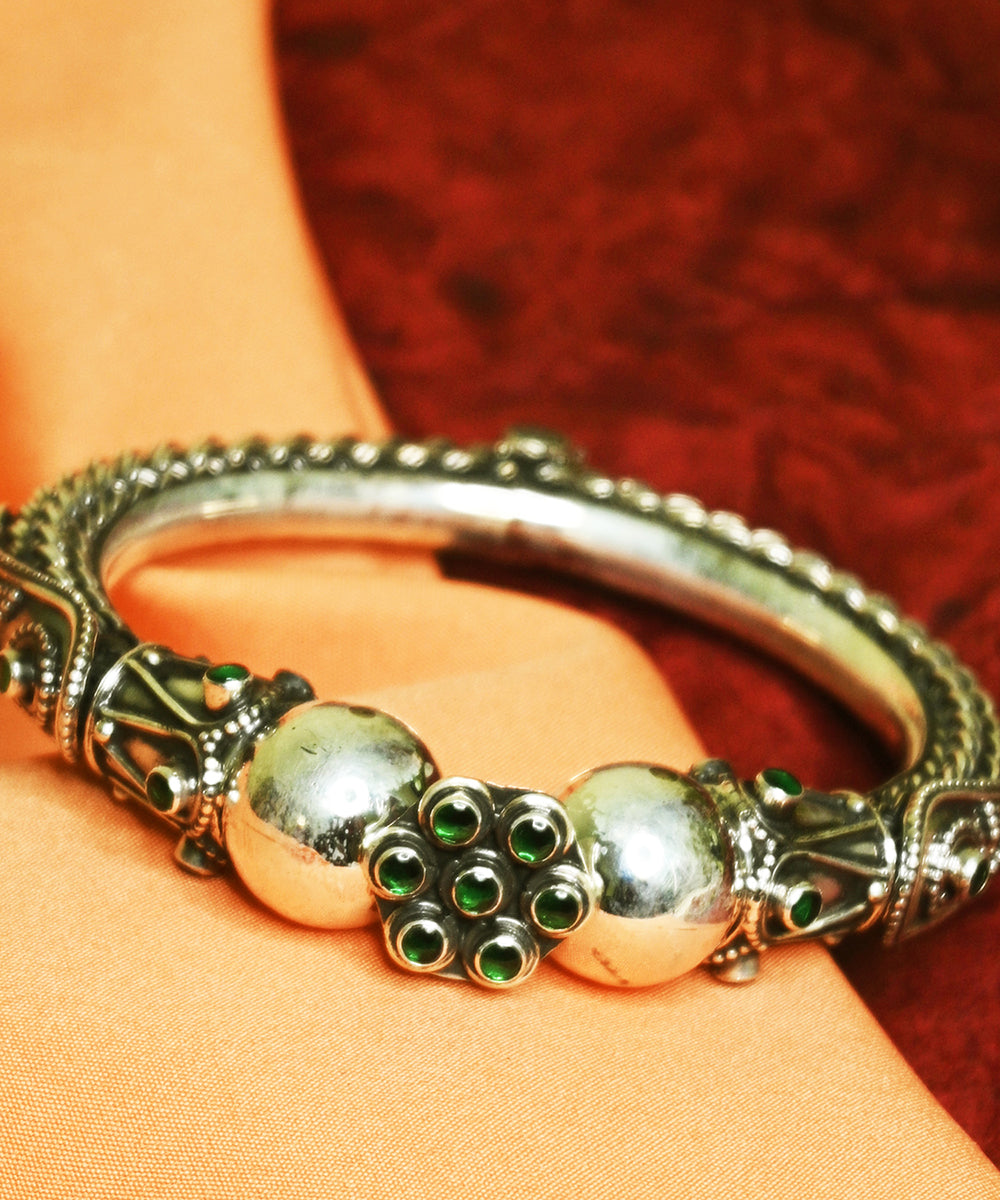 Khushbakht_Handcrafted_Oxidised_Pure_Silver_Bangle_With_Green_Onyx_WeaverStory_02