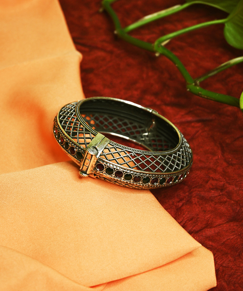 Laiba_Handcrafted_Oxidised_Pure_Silver_Bangle_With_Green_Onyx_And_Garnet_WeaverStory_01