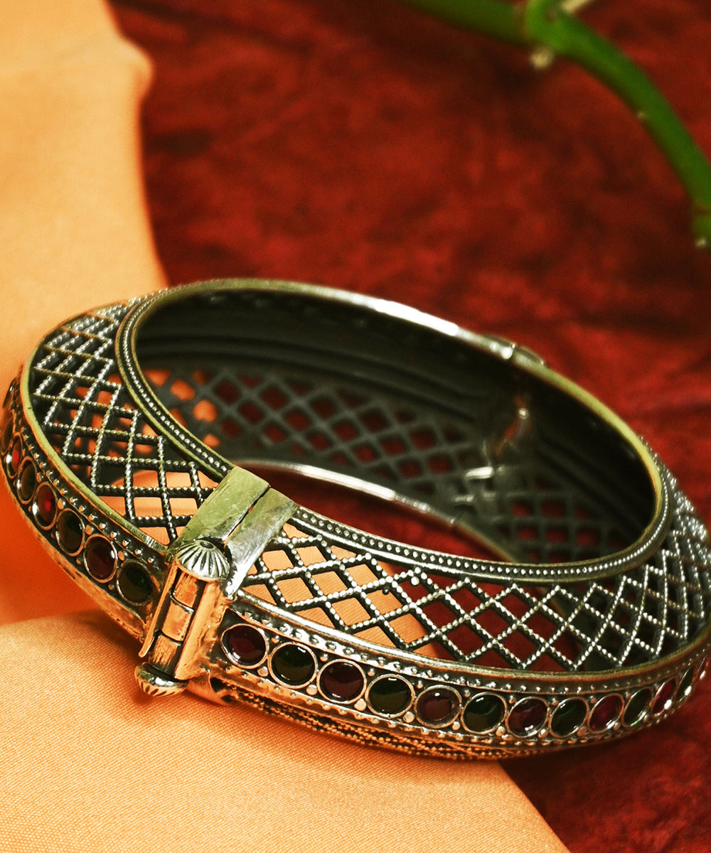 Laiba_Handcrafted_Oxidised_Pure_Silver_Bangle_With_Green_Onyx_And_Garnet_WeaverStory_02