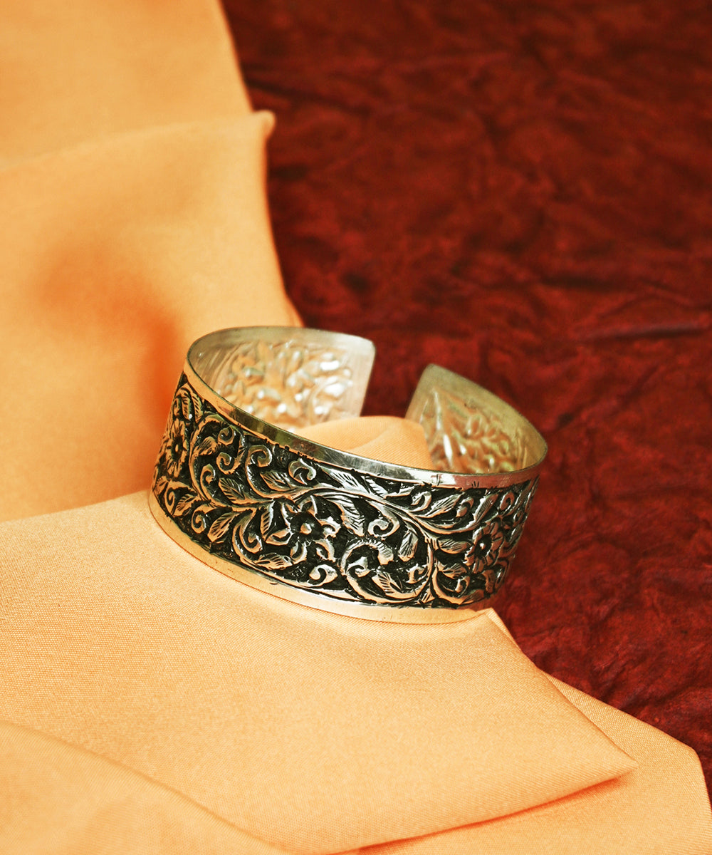 Mariam_Handcrafted_Oxidised_Pure_Silver_Bangle_WeaverStory_01