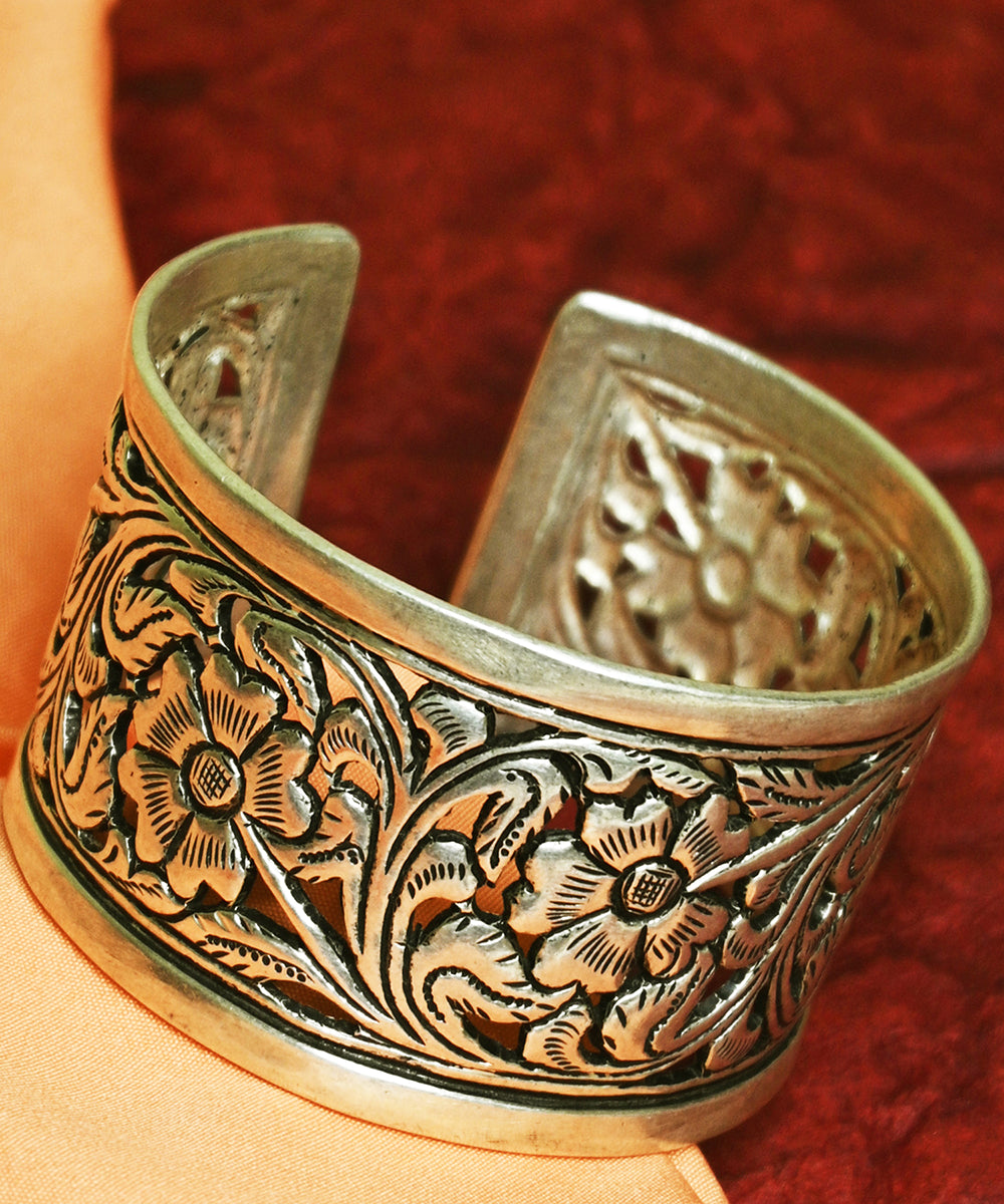 Nabiha_Handcrafted_Oxidised_Pure_Silver_Bangle_WeaverStory_02