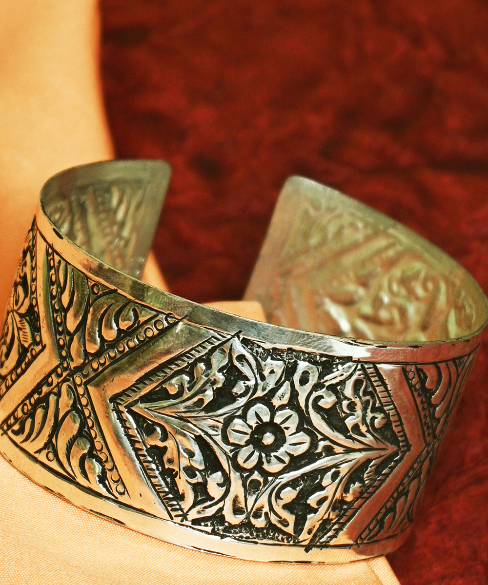 Noreen_Handcrafted_Oxidised_Pure_Silver_Bangle_WeaverStory_02
