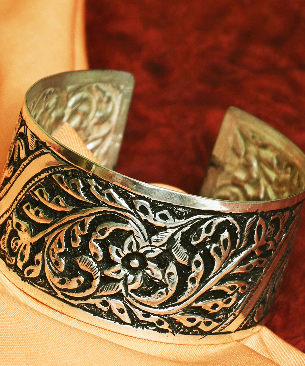 Sahar_Handcrafted_Oxidised_Pure_Silver_Bangle_WeaverStory_02