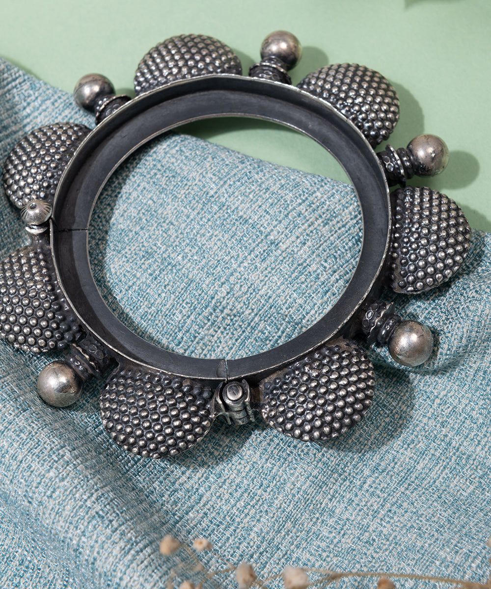 Shiza_handcrafted_oxidised_pure_silver_bangle_WeaverStory_02