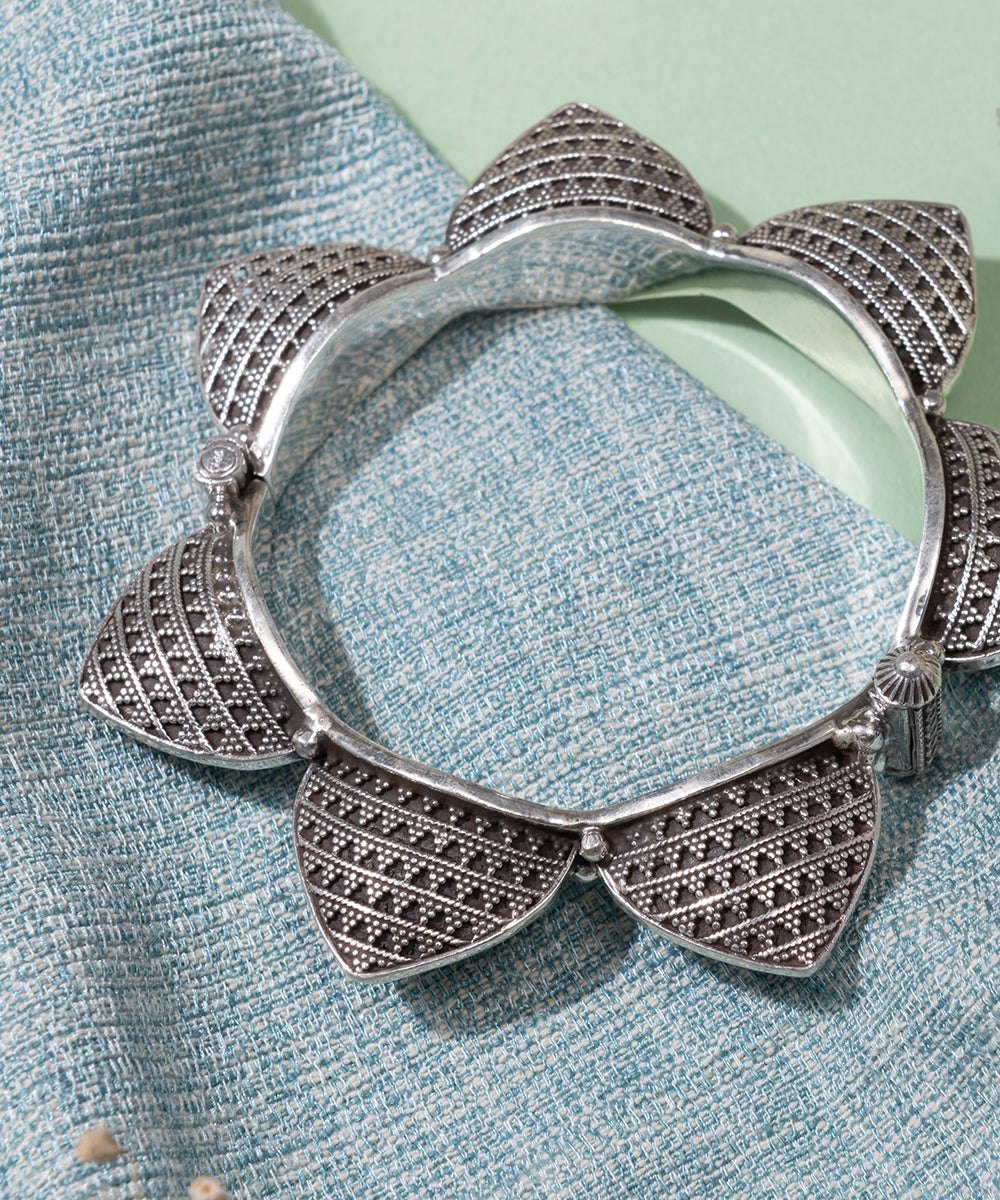 Gul_handcrafted_oxidised_pure_silver_bangle_WeaverStory_02