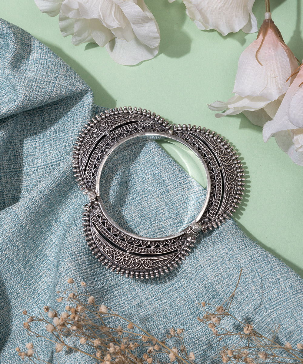 Rooh_handcrafted_oxidised_pure_silver_bangle_WeaverStory_01