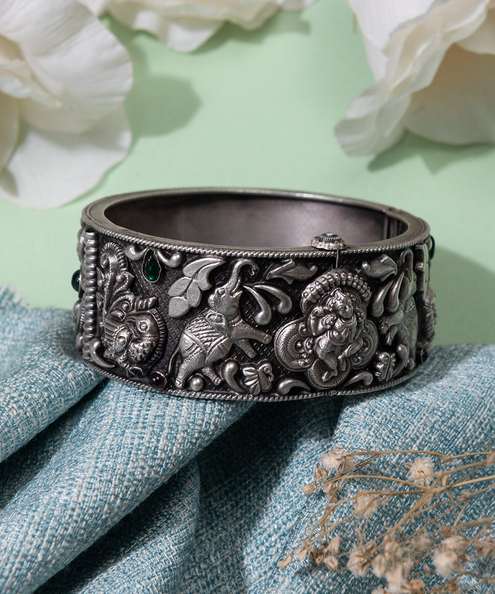 Ashadieeyah_handcrafted_oxidised_pure_silver_bangle_WeaverStory_02