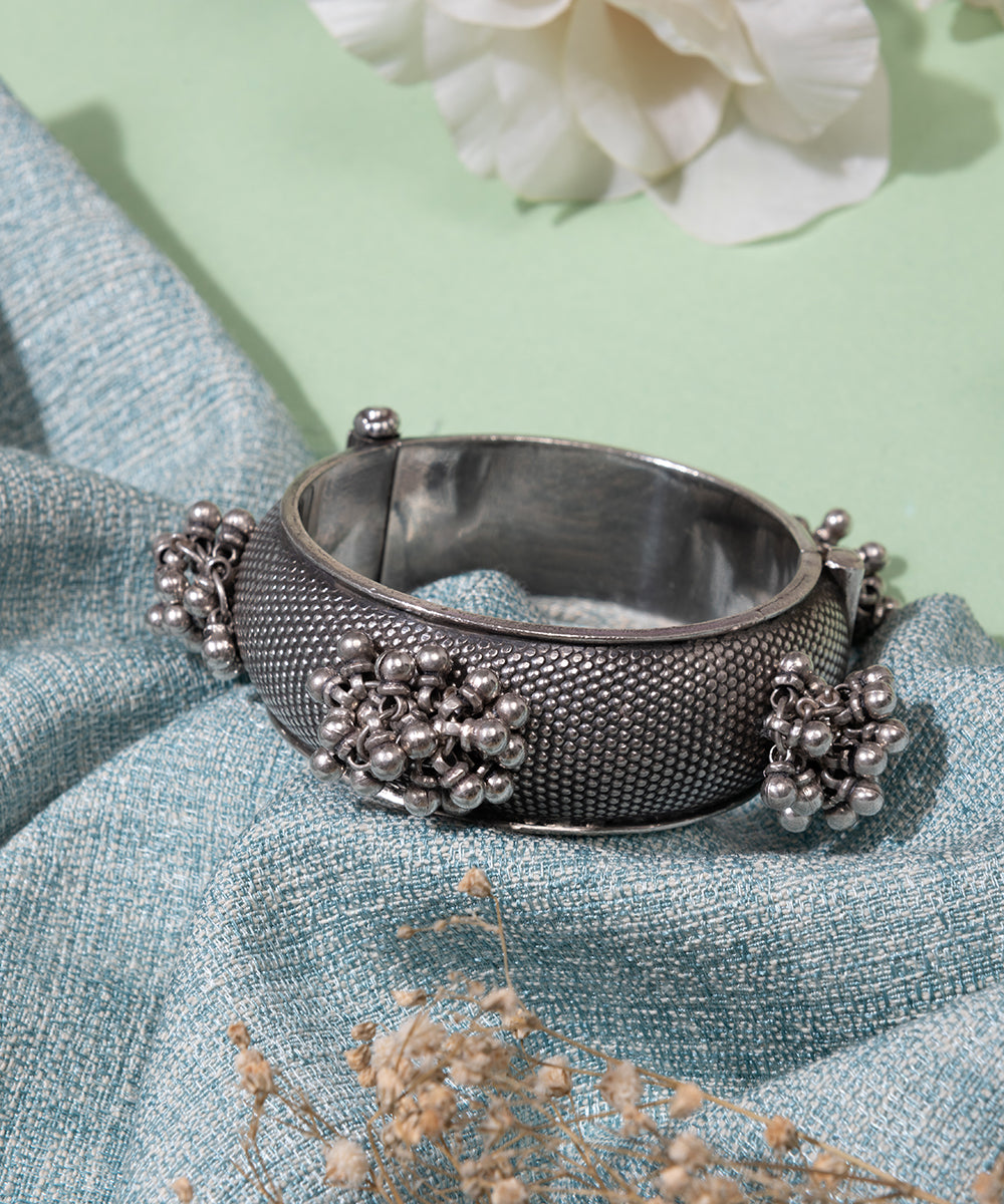 Raakiba_handcrafted_oxidised_pure_silver_bangle_WeaverStory_02