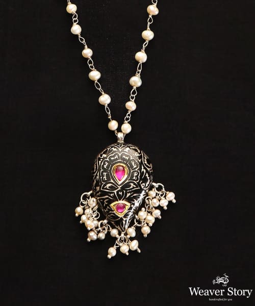 Asit_Meenakari_Handcrafted_Black_Pure_Silver_Kairi_Pendant_With_Chain_WeaverStory_03