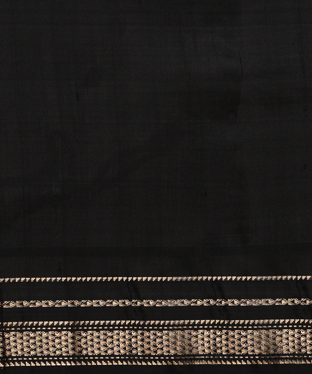 Handloom_Turmeric_Yellow_And_Black_Pure_Mulberry_Silk_Saree_With_Gold_Zari_WeaverStory_06