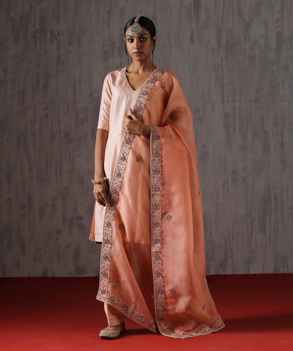 Peach_Handloom_Organza_Dupatta_with_Floral_Hand_Embroidery_Zardozi_Border_WeaverStory_01