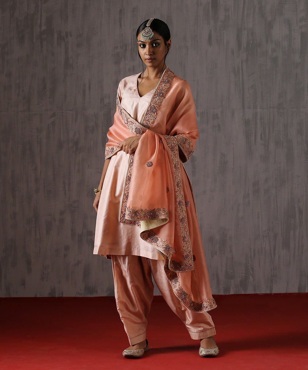 Peach_Handloom_Organza_Dupatta_with_Floral_Hand_Embroidery_Zardozi_Border_WeaverStory_02