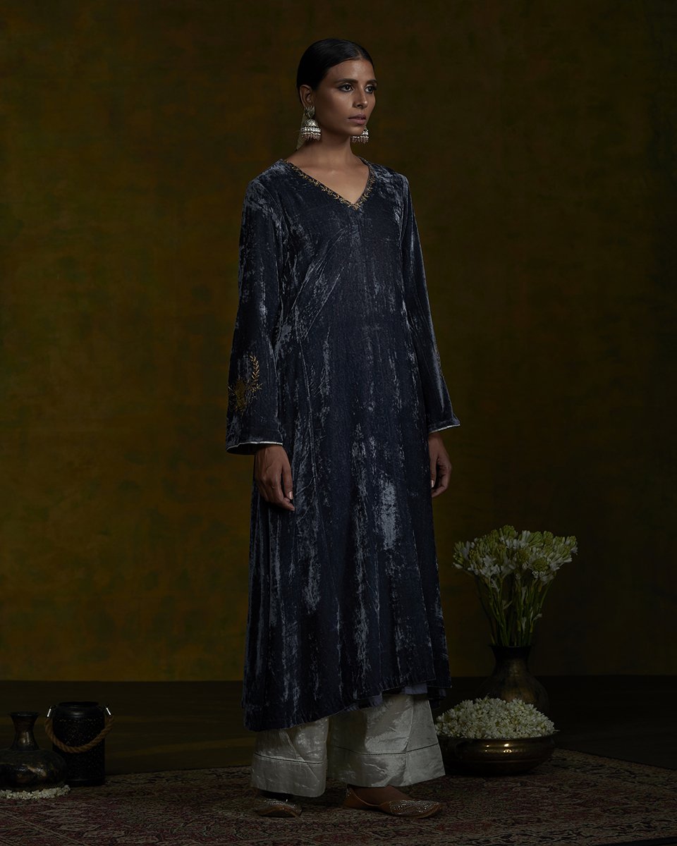 Grey_Velvet_Kurta_with_Zardozi_and_Silver_Tissue_Pants_WeaverStory_02
