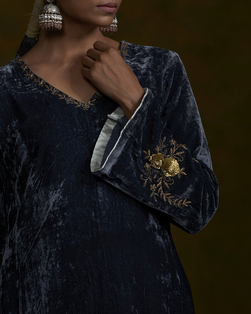 Grey_Velvet_Kurta_with_Zardozi_and_Silver_Tissue_Pants_WeaverStory_05