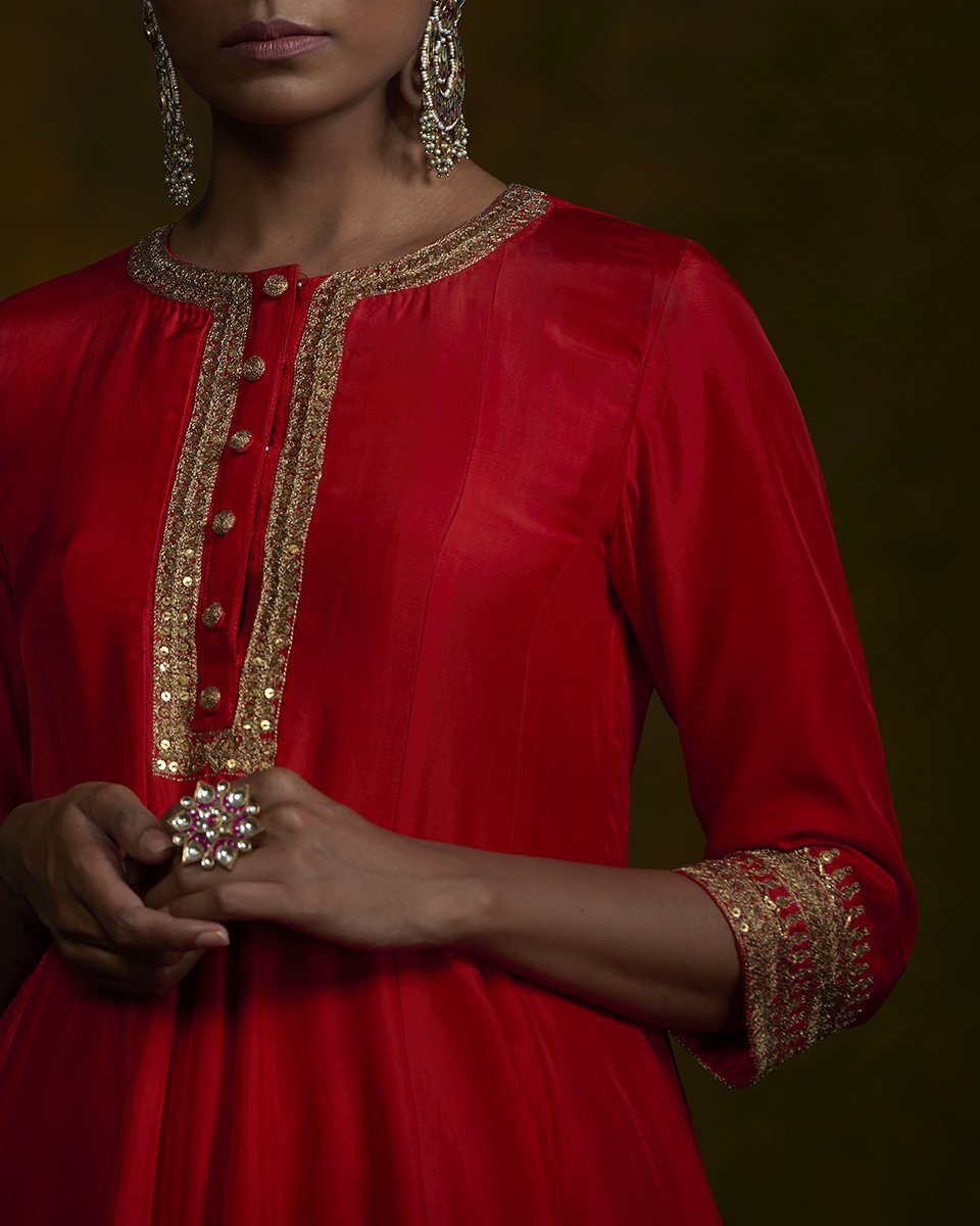 Red_short_gherdaar_kurta_and_salwar_set_with_pita_zardozi_work_and_pink_embroidered_dupatta_WeaverStory_05