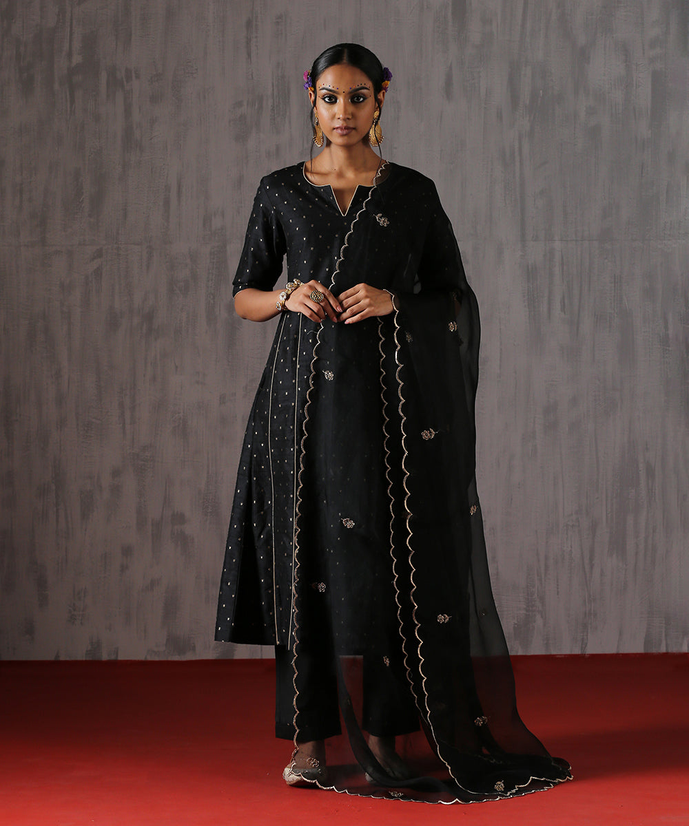 Black_Organza_Dupatta_With_Scallop_Border_And_Booti_WeaverStory_01