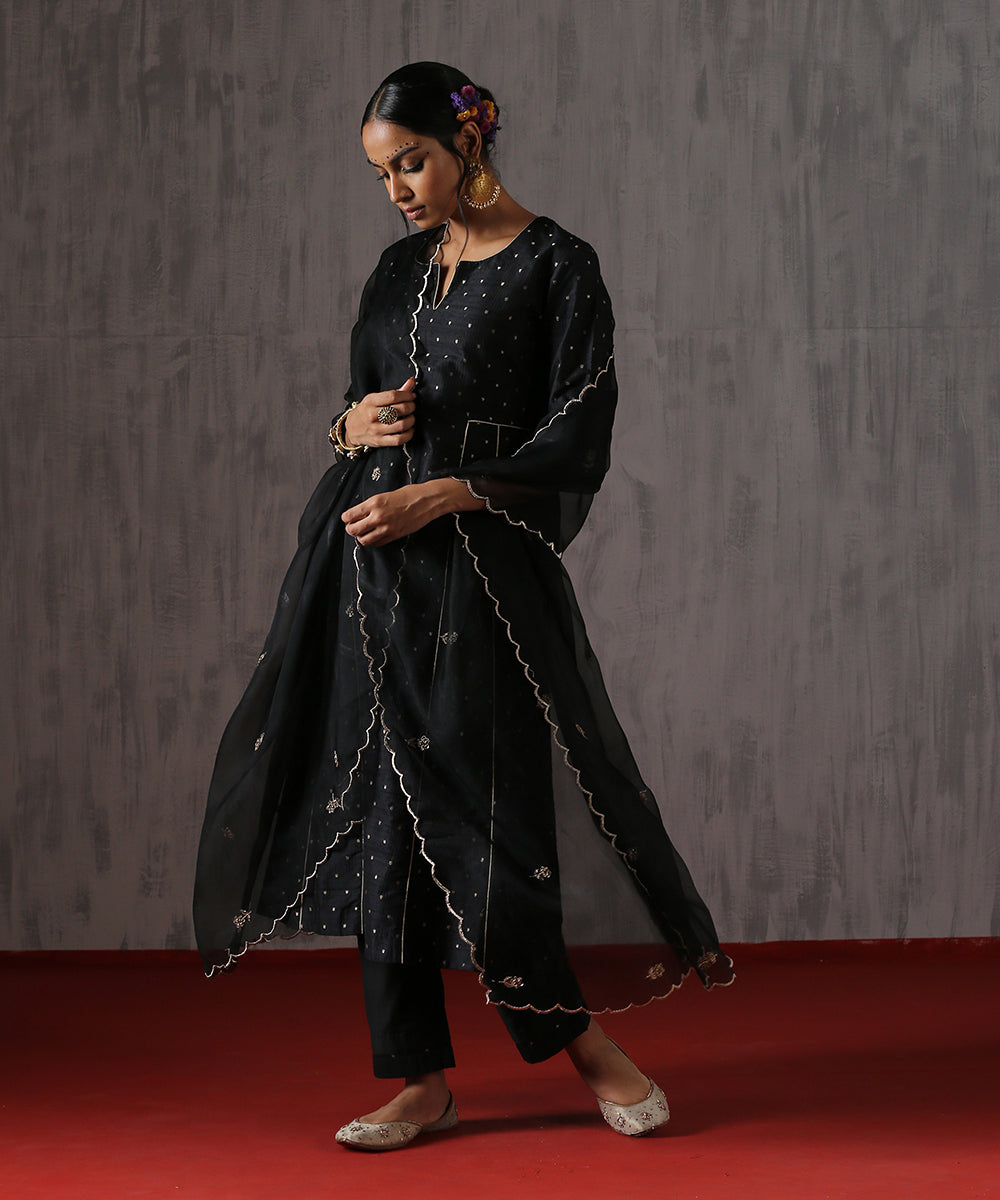 Black_Organza_Dupatta_With_Scallop_Border_And_Booti_WeaverStory_02