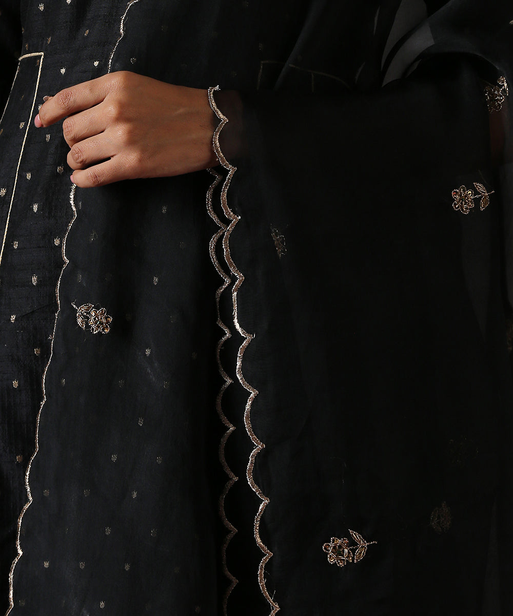 Black_Organza_Dupatta_With_Scallop_Border_And_Booti_WeaverStory_03