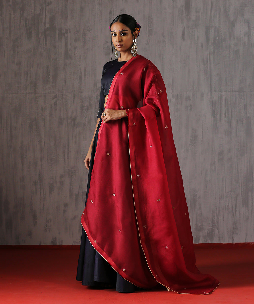 Maroon_Hand_Embroidered_Organza_Dupatta_With_Teen_Tikki_Booti_WeaverStory_01