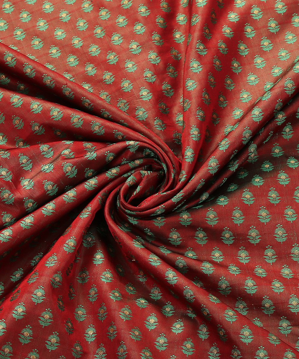 Maroon_and_Green_Handloom_Dual_Tone_Pure_Katan_Silk_Banarasi_Fabric_with_Zari_Booti_WeaverStory_05
