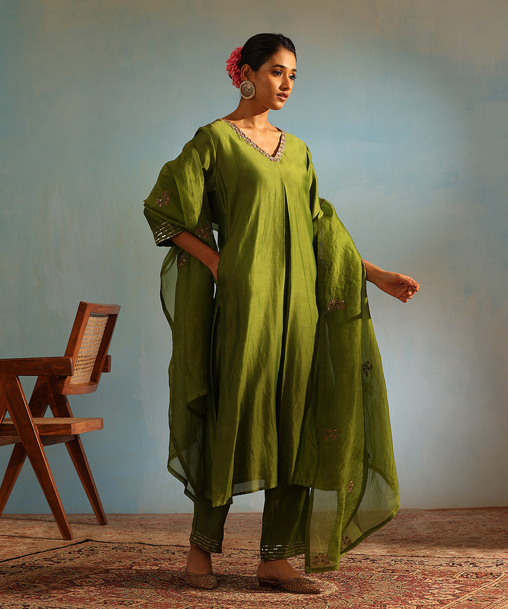 Handloom_Green_Chanderi_Silk_Zardozi_Kurta_With_Pants_And_Organza_Dupatta_WeaverStory_02
