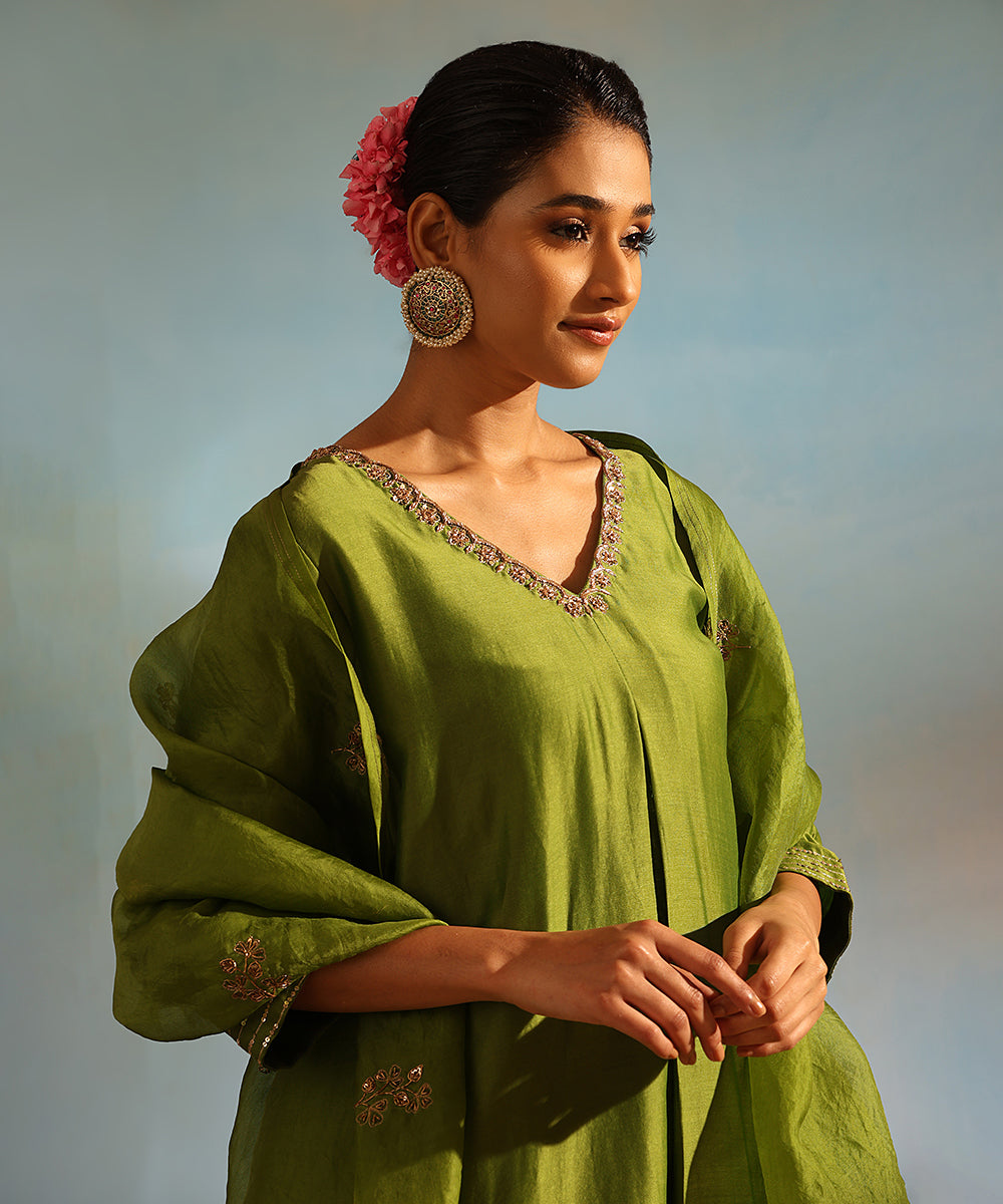 Handloom_Green_Chanderi_Silk_Zardozi_Kurta_With_Pants_And_Organza_Dupatta_WeaverStory_05