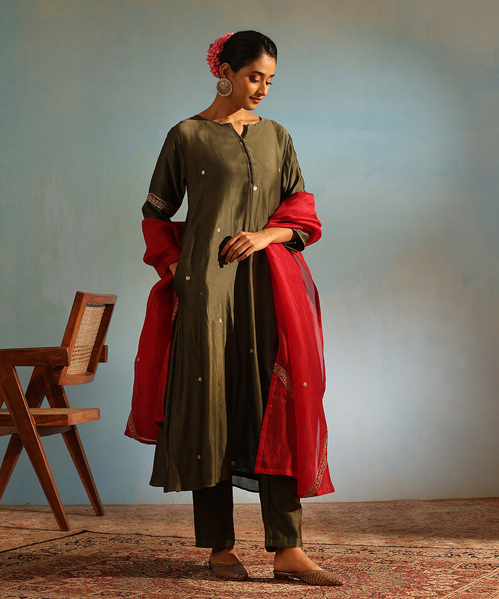 Handloom_Olive_Green_Chanderi_Silk_Kurta_With_Pants_And_Maroon_Organza_Dupatta_WeaverStory_02