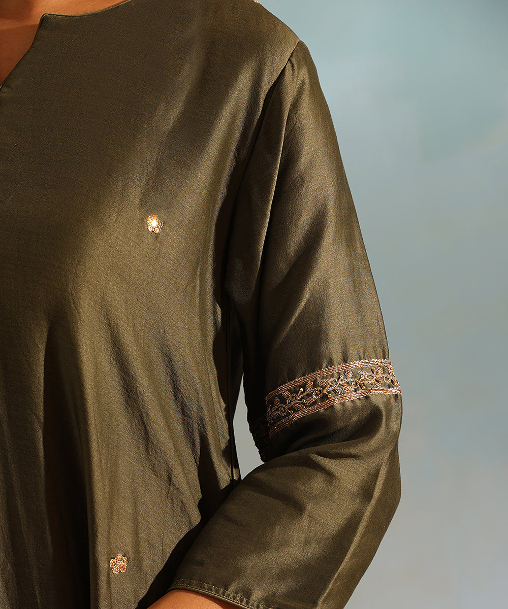 Handloom_Olive_Green_Chanderi_Silk_Kurta_With_Pants_And_Maroon_Organza_Dupatta_WeaverStory_05