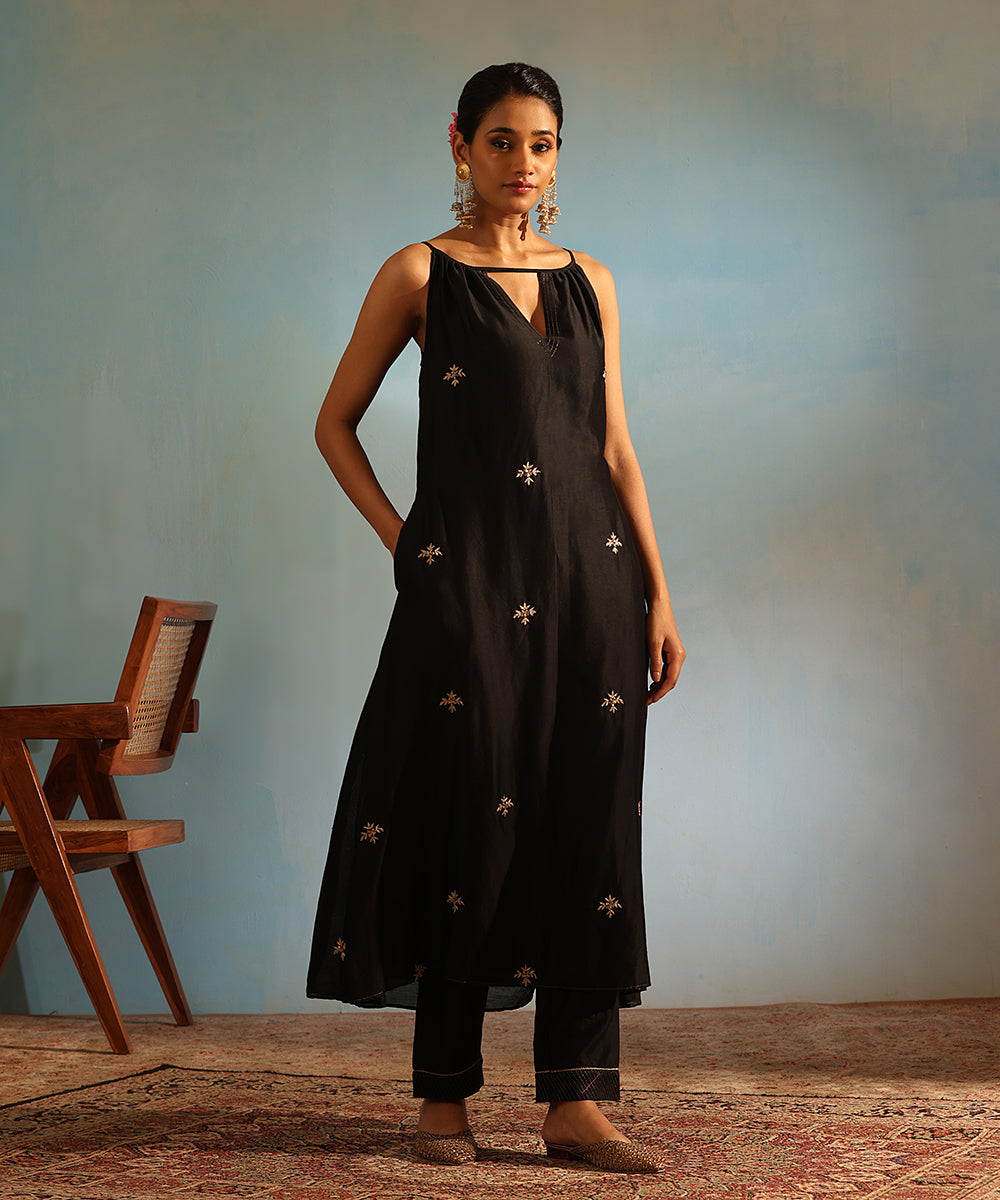 Black_Handloom_Chanderi_Silk_Kurta_With_Pants_And_Embroidered_Dupatta_WeaverStory_04