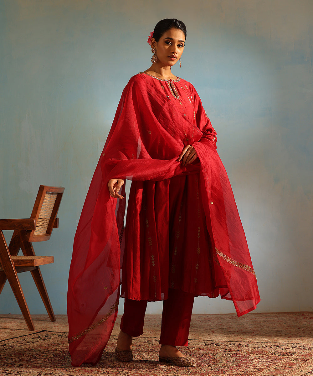Handloom_Maroon_Chanderi_Silk_Kurta_With_Pants_And_Organza_Dupatta_WeaverStory_01
