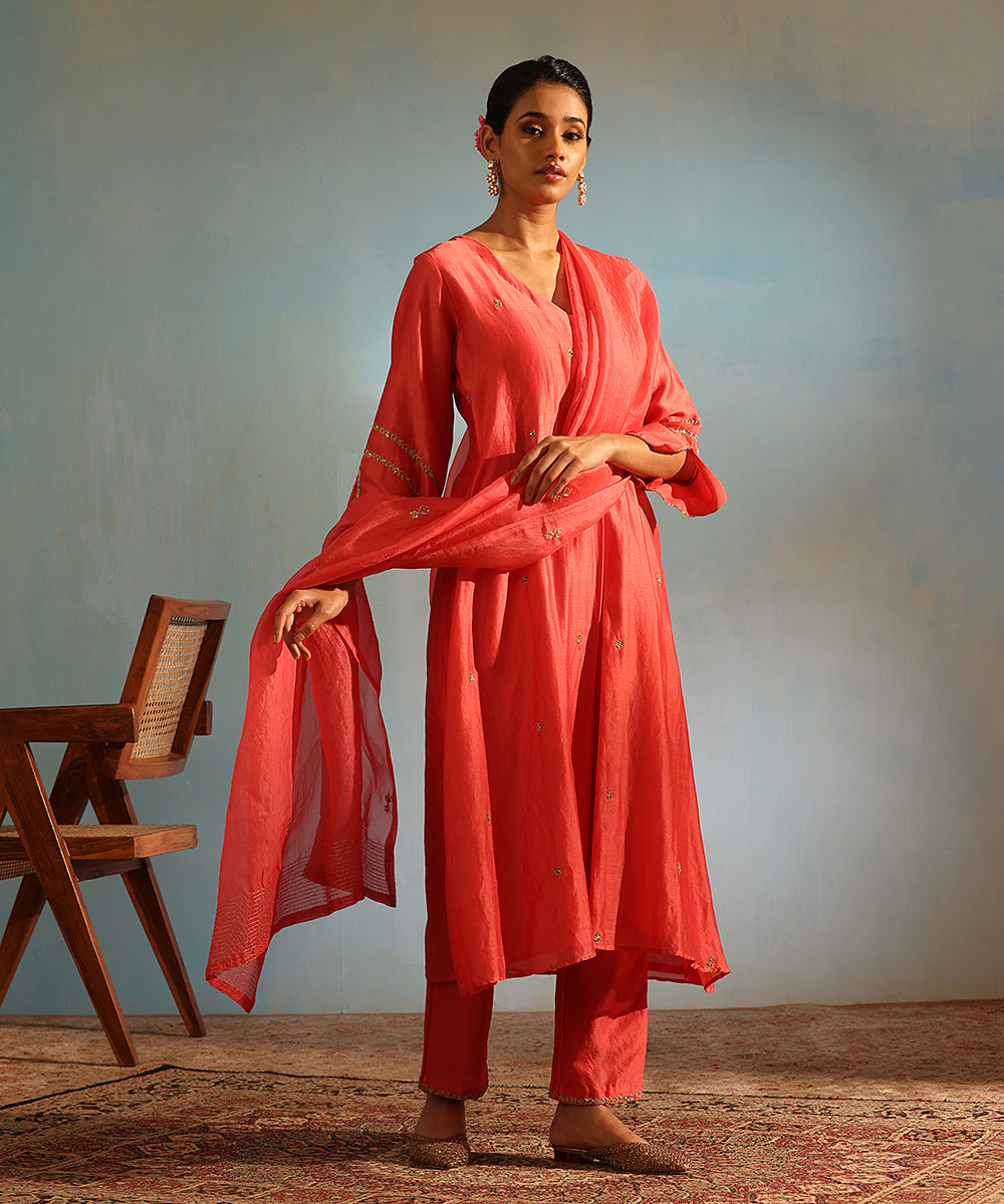 Handloom_Gajari_Pink_Chanderi_Silk_Kurta_With_Pants_And_Organza_Dupatta_WeaverStory_02