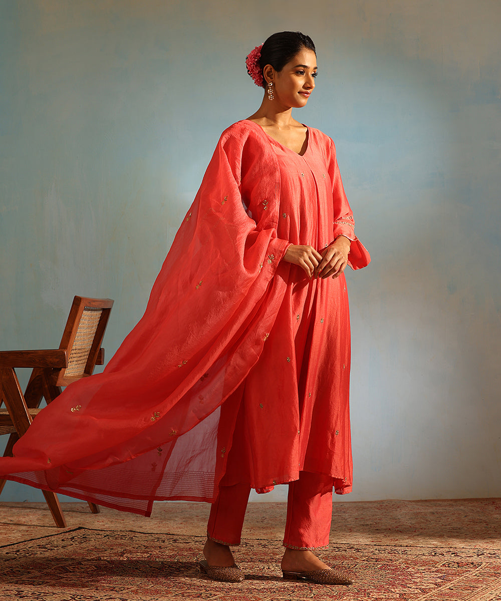 Handloom_Gajari_Pink_Chanderi_Silk_Kurta_With_Pants_And_Organza_Dupatta_WeaverStory_03