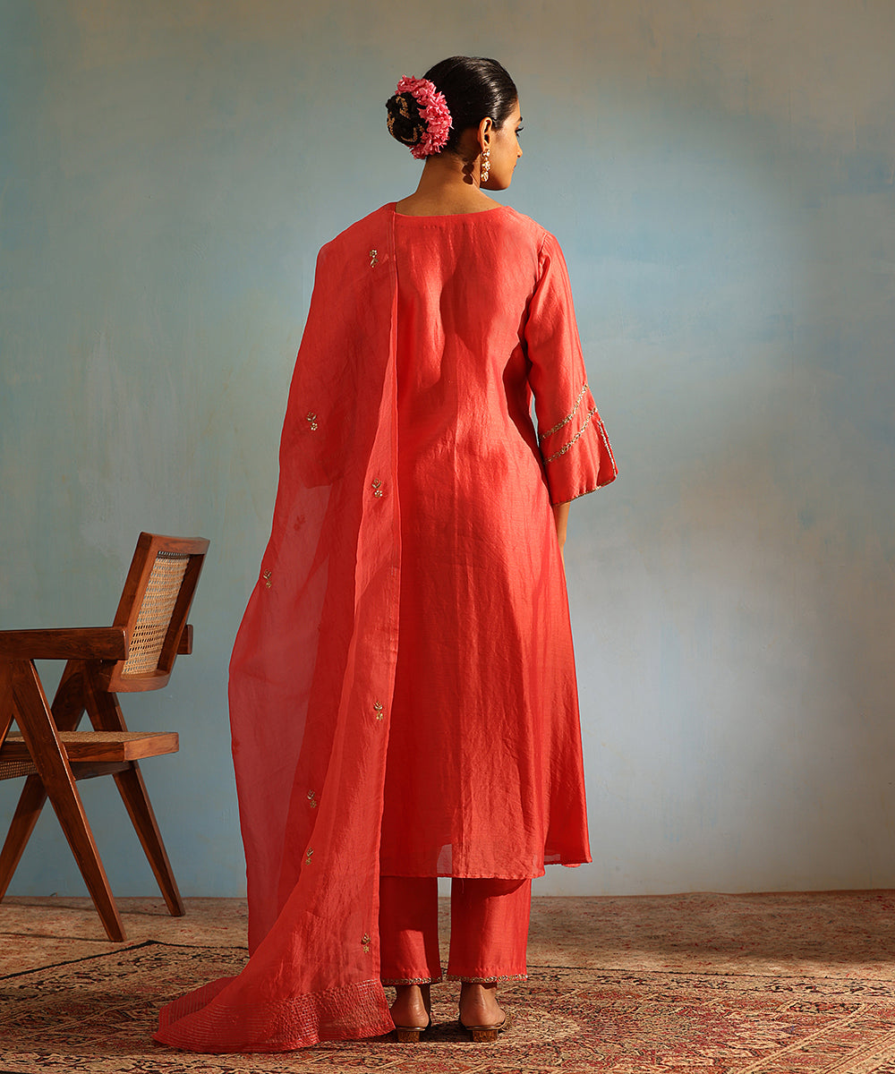 Handloom_Gajari_Pink_Chanderi_Silk_Kurta_With_Pants_And_Organza_Dupatta_WeaverStory_04