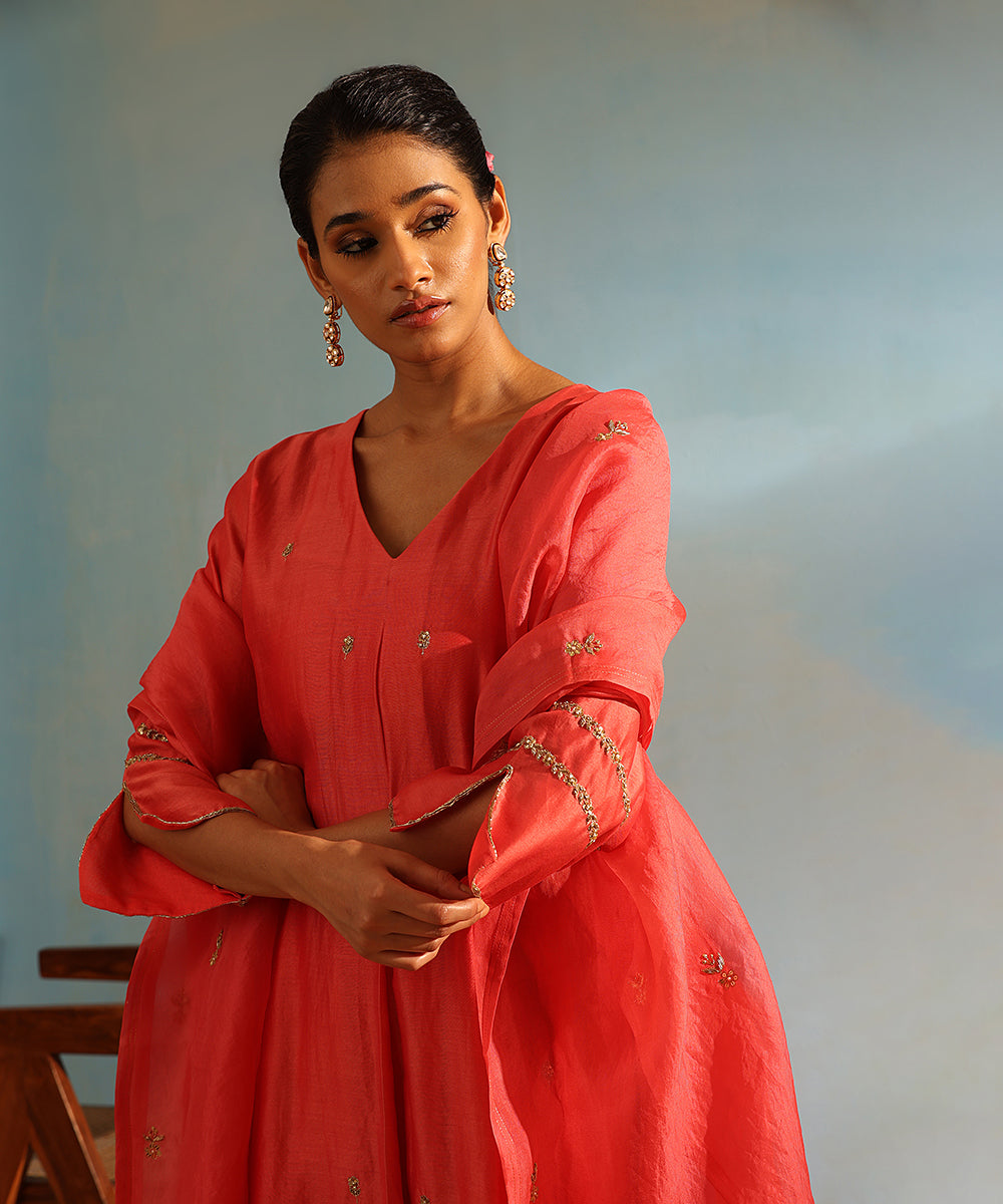 Handloom_Gajari_Pink_Chanderi_Silk_Kurta_With_Pants_And_Organza_Dupatta_WeaverStory_05