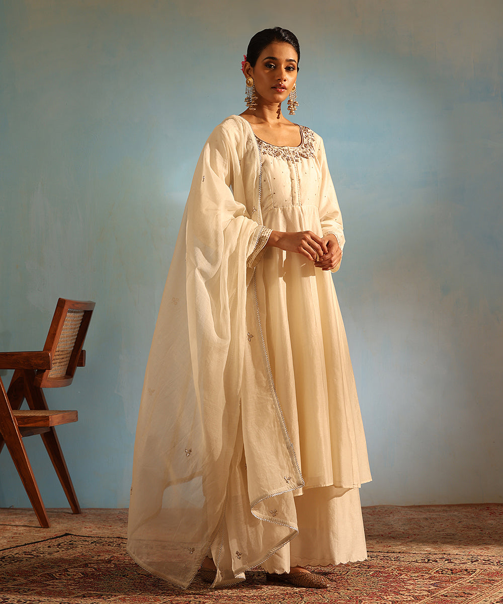 Handloom_Off_White_Chanderi_Silk_Kurta_With_Pants_And_Dupatta_WeaverStory_02