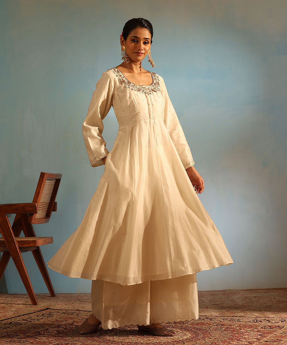 Handloom_Off_White_Chanderi_Silk_Kurta_With_Pants_And_Dupatta_WeaverStory_03