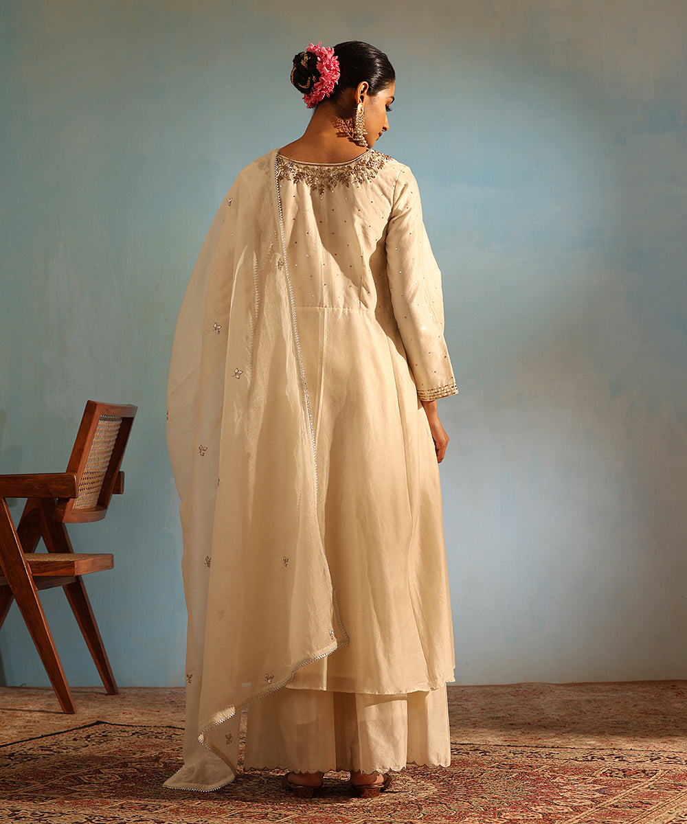 Handloom_Off_White_Chanderi_Silk_Kurta_With_Pants_And_Dupatta_WeaverStory_04
