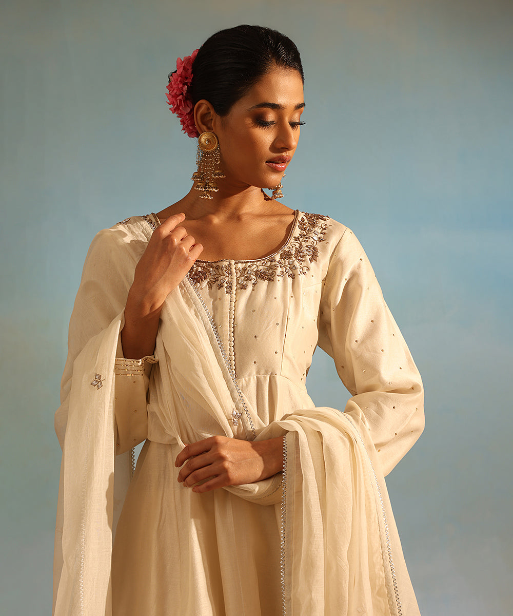 Handloom_Off_White_Chanderi_Silk_Kurta_With_Pants_And_Dupatta_WeaverStory_05