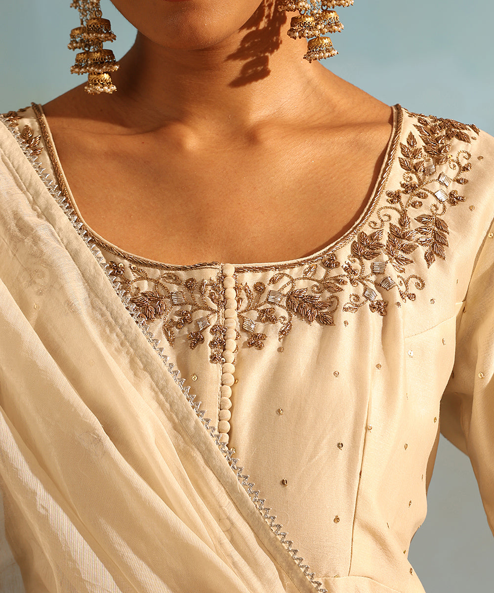 Handloom_Off_White_Chanderi_Silk_Kurta_With_Pants_And_Dupatta_WeaverStory_06