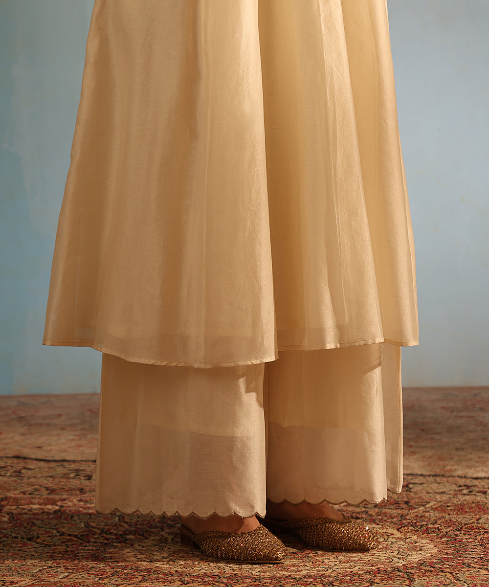 Handloom_Off_White_Chanderi_Silk_Kurta_With_Pants_And_Dupatta_WeaverStory_07