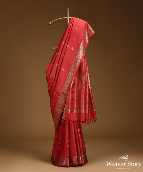 Pink_Dual_Tone_Pure_Mulberry_Silk_Saree_With_Lotus_Flower_Motifs_And_Konia_Woven_In_Gold_And_Silver_Zari_WeaverStory_01