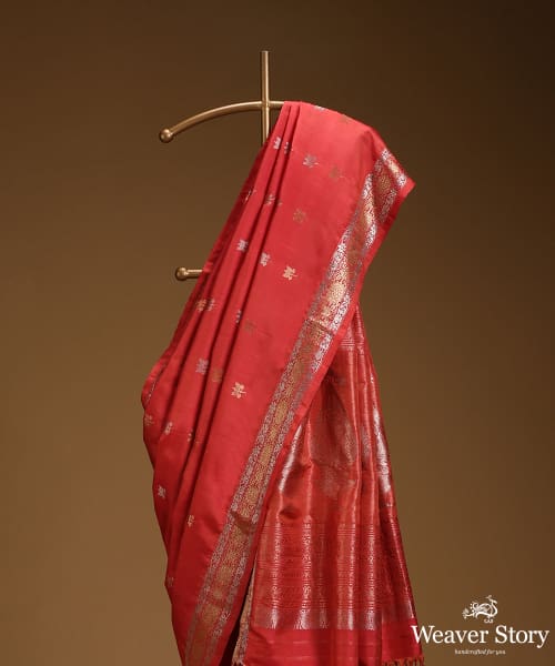 Pink_Dual_Tone_Pure_Mulberry_Silk_Saree_With_Lotus_Flower_Motifs_And_Konia_Woven_In_Gold_And_Silver_Zari_WeaverStory_02