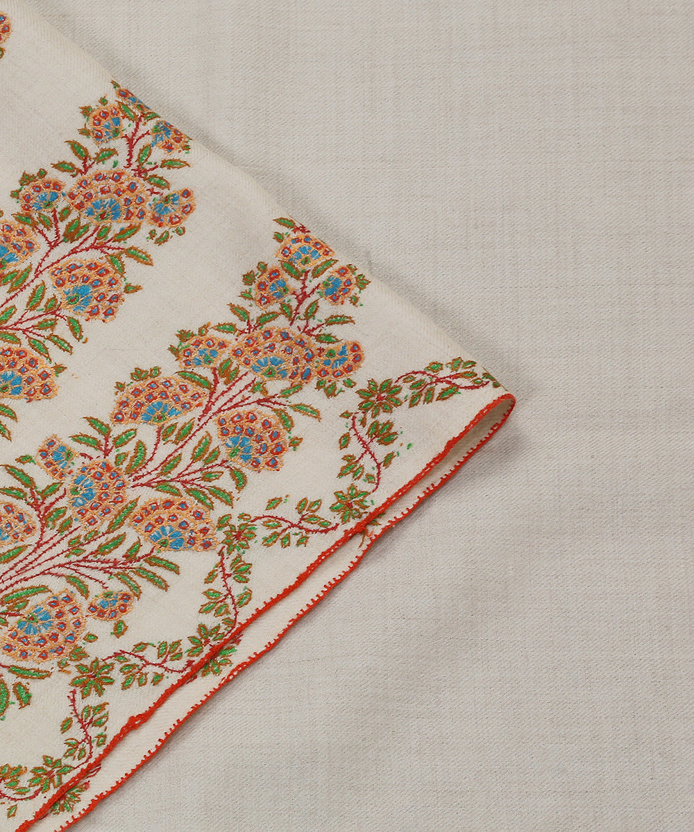 Cream_Handwoven_Pure_Pashmina_Shawl_With_Mughal_Floral_Motifs_Hand_Embroidered_With_Soznikari_WeaverStory_04