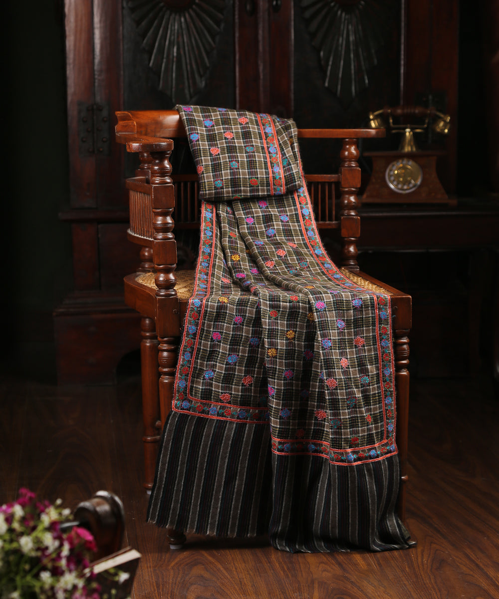 Black_And_Grey_Handwoven_Pure_Pashmina_Stole_With_Kashidakari_Sozni_Booti_WeaverStory_01
